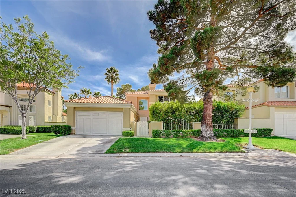 8221 Crow Valley, Las Vegas, NV 89113