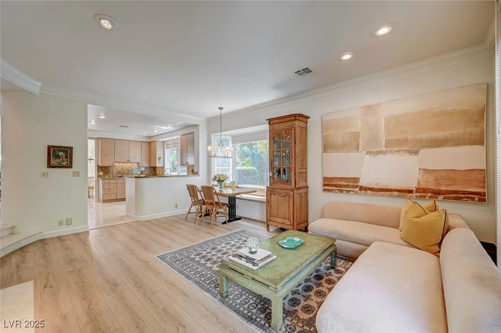 8221 Crow Valley, Las Vegas, NV 89113