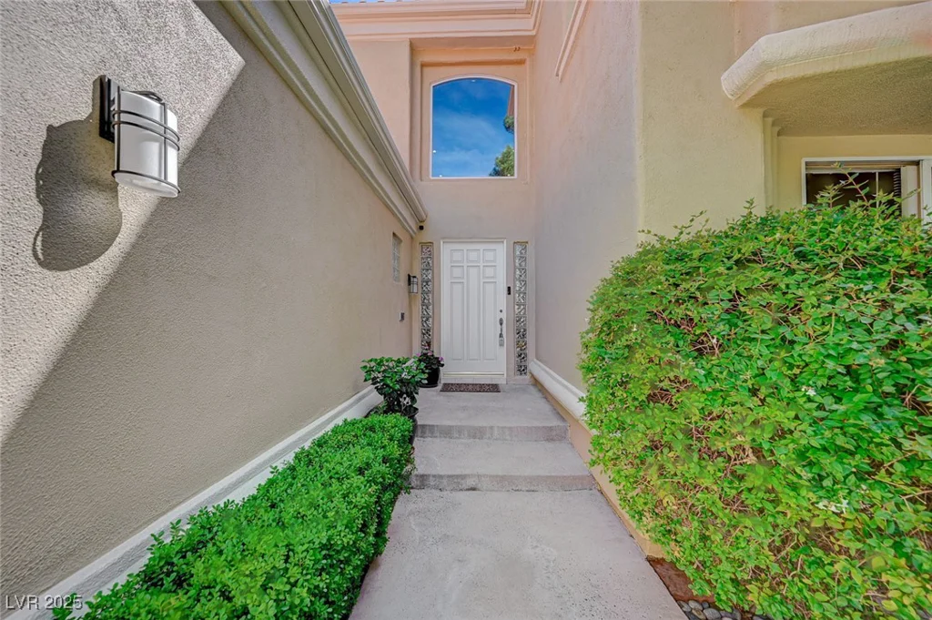 8221 Crow Valley, Las Vegas, NV 89113
