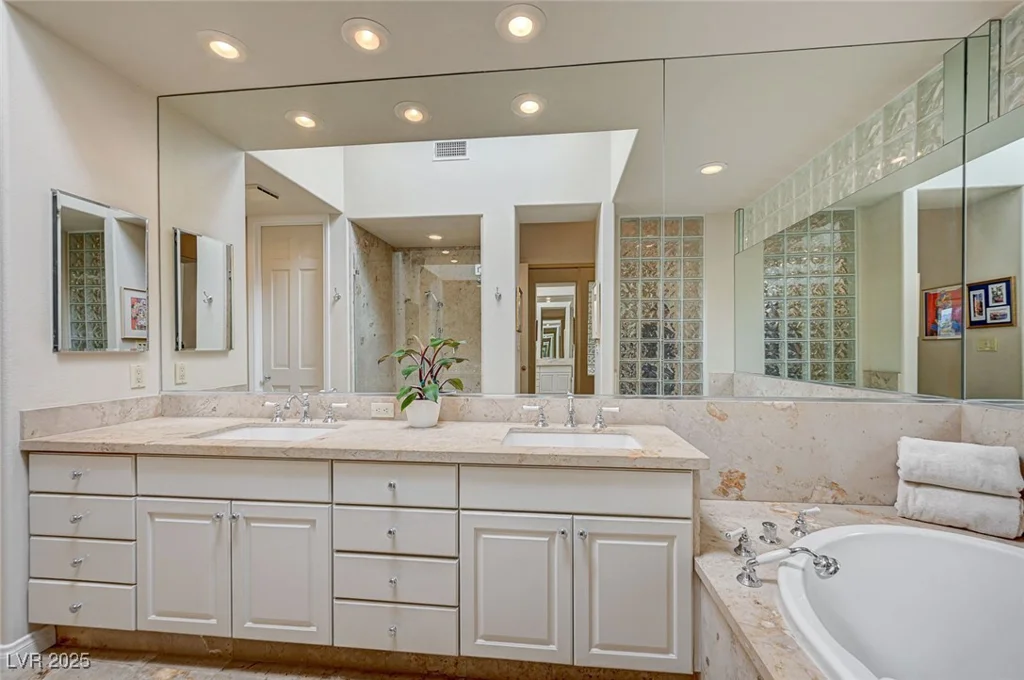 8221 Crow Valley, Las Vegas, NV 89113