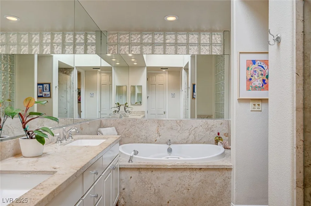 8221 Crow Valley, Las Vegas, NV 89113