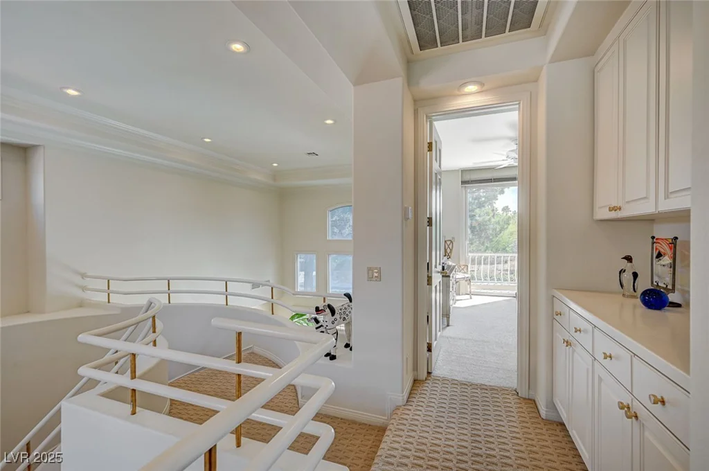 8221 Crow Valley, Las Vegas, NV 89113