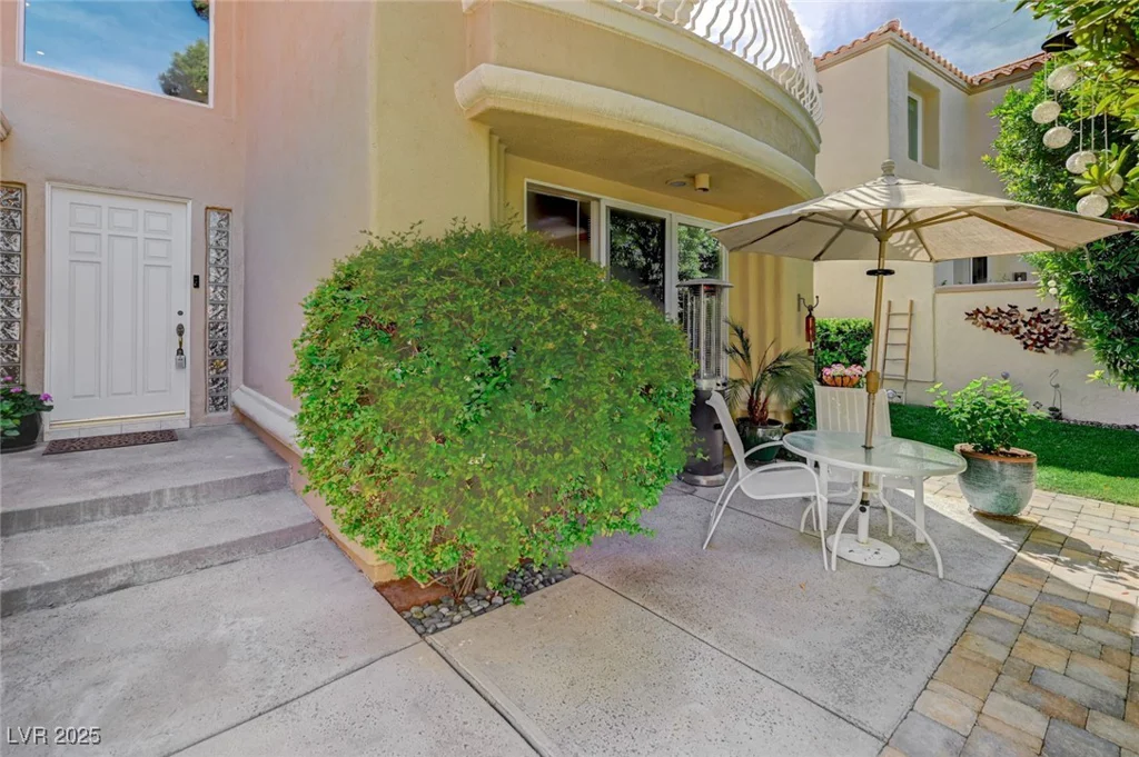 8221 Crow Valley, Las Vegas, NV 89113