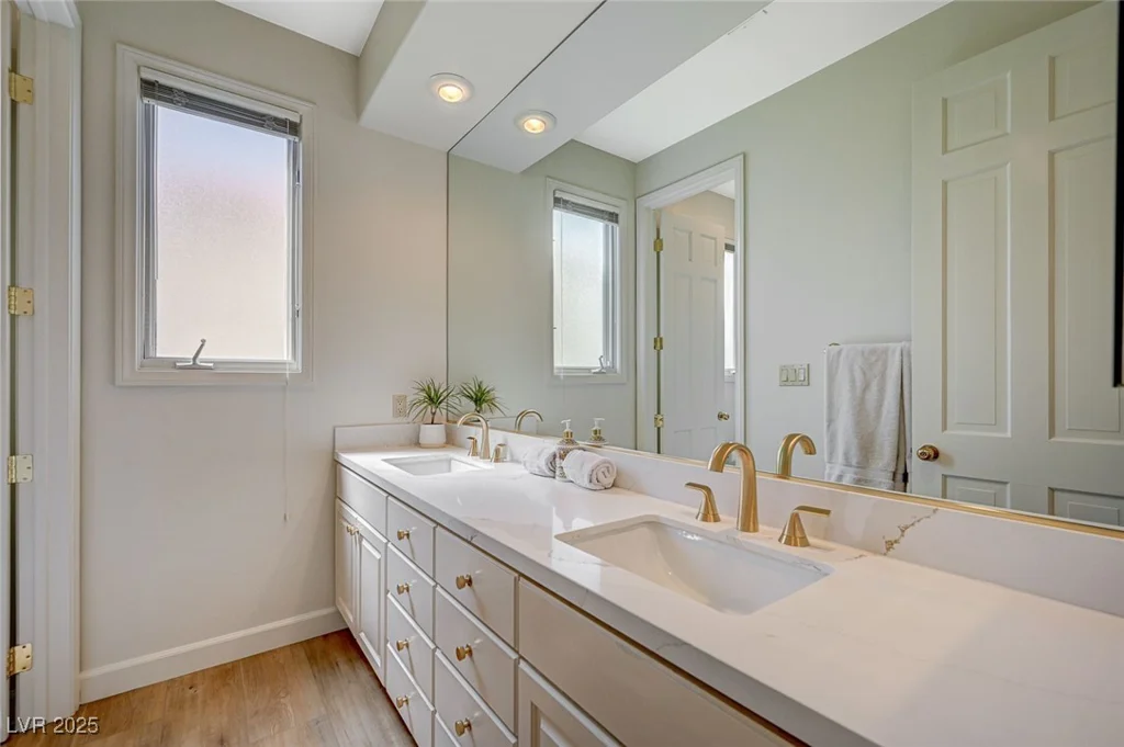 8221 Crow Valley, Las Vegas, NV 89113