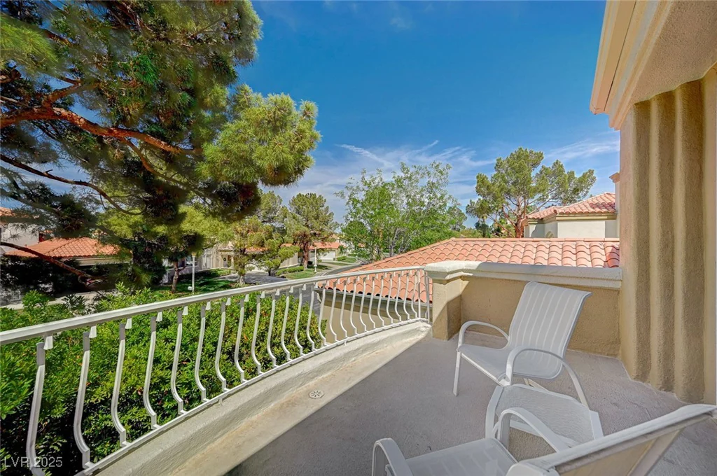 8221 Crow Valley, Las Vegas, NV 89113