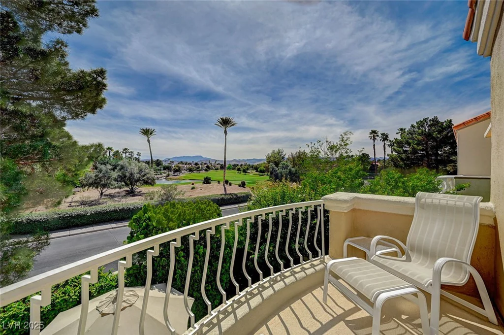 8221 Crow Valley, Las Vegas, NV 89113