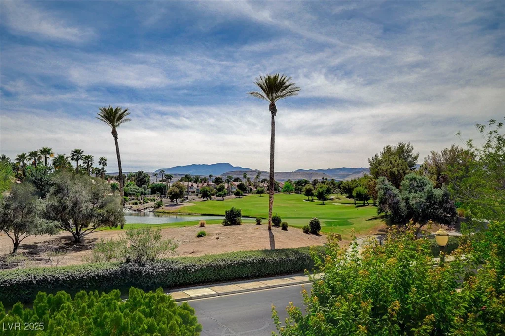 8221 Crow Valley, Las Vegas, NV 89113