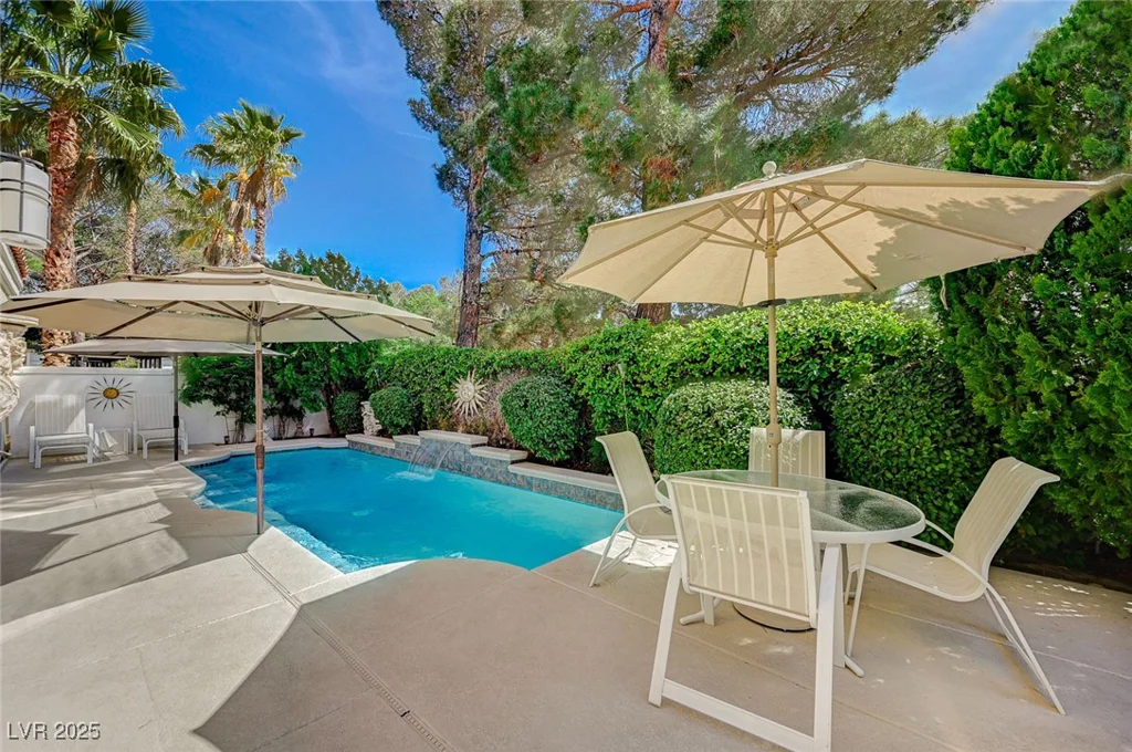 8221 Crow Valley, Las Vegas, NV 89113