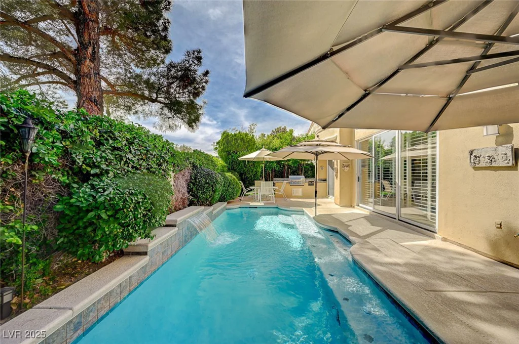 8221 Crow Valley, Las Vegas, NV 89113