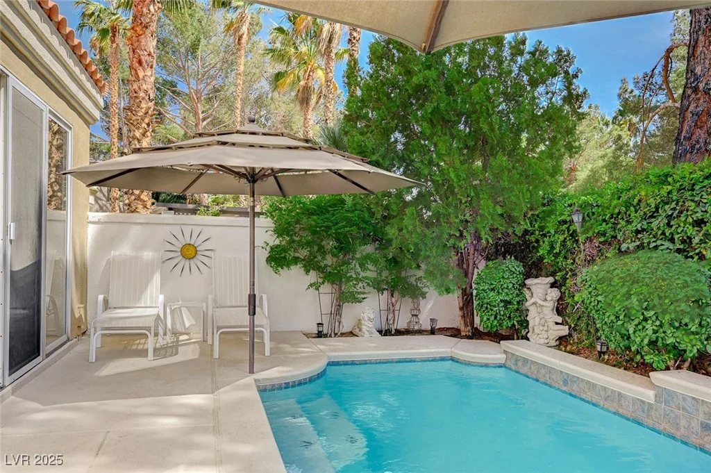 8221 Crow Valley, Las Vegas, NV 89113