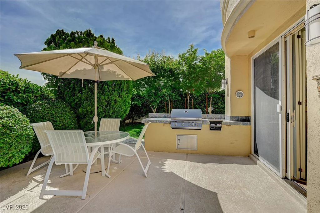 8221 Crow Valley, Las Vegas, NV 89113