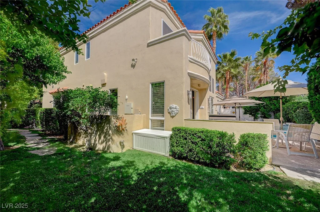 8221 Crow Valley, Las Vegas, NV 89113
