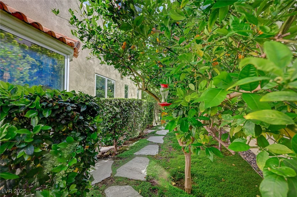 8221 Crow Valley, Las Vegas, NV 89113
