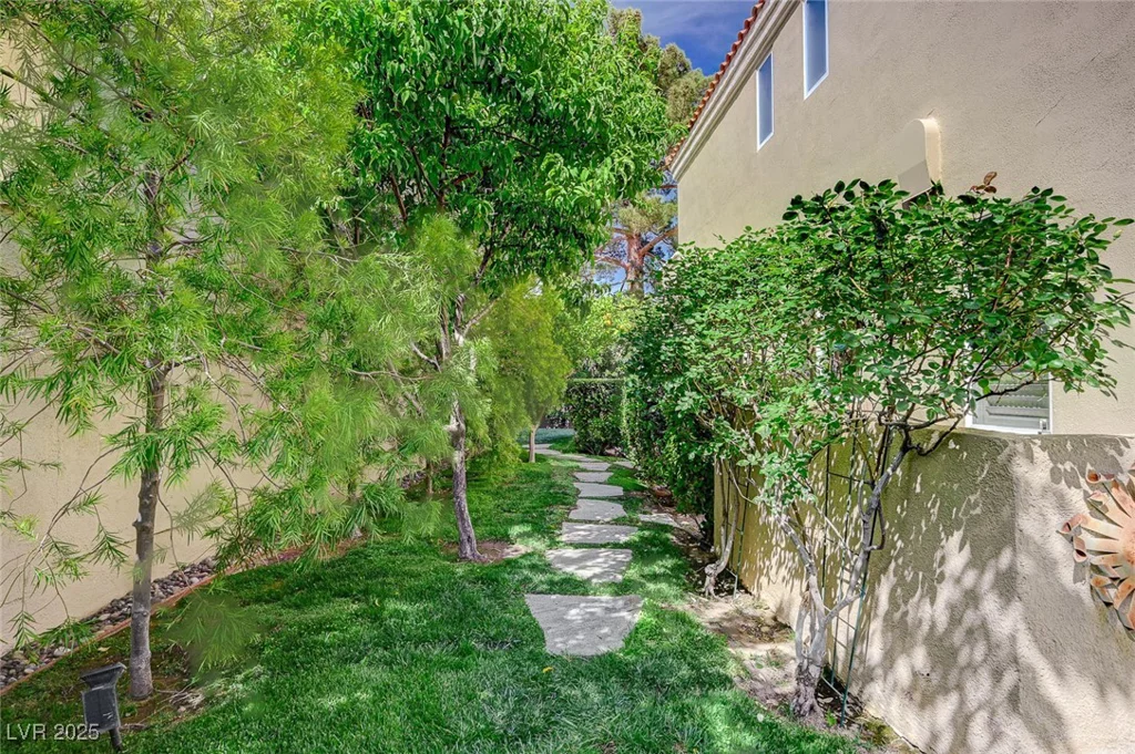 8221 Crow Valley, Las Vegas, NV 89113