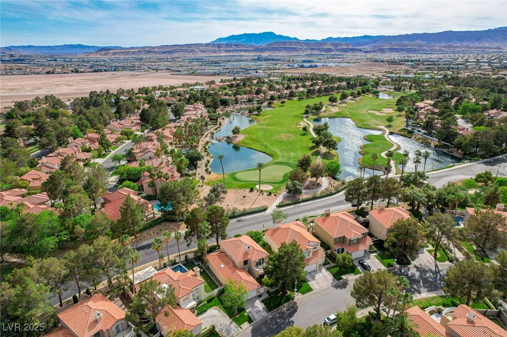 8221 Crow Valley, Las Vegas, NV 89113