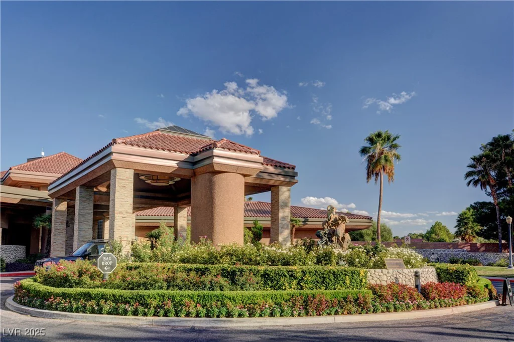 8221 Crow Valley, Las Vegas, NV 89113