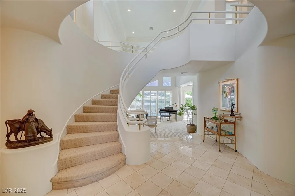 8221 Crow Valley, Las Vegas, NV 89113