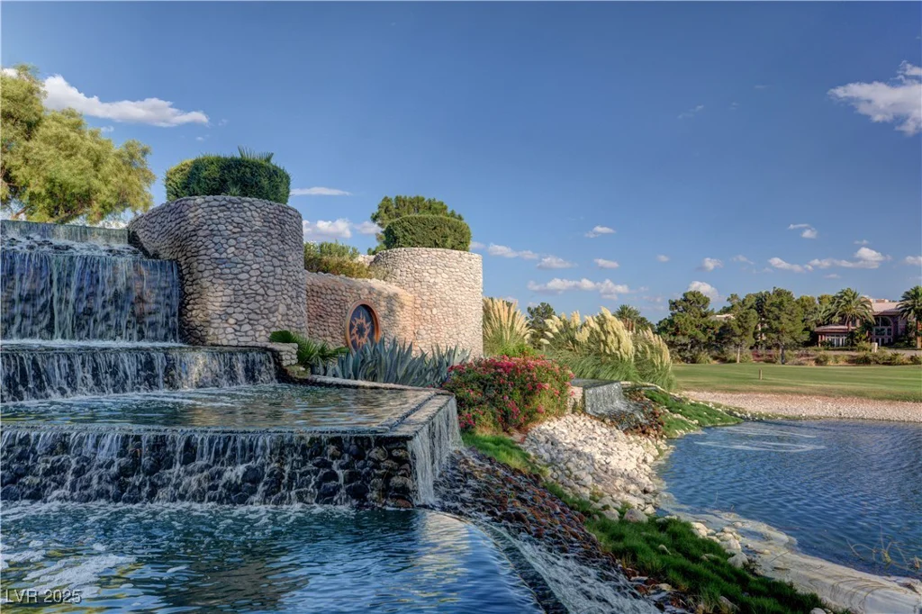 8221 Crow Valley, Las Vegas, NV 89113