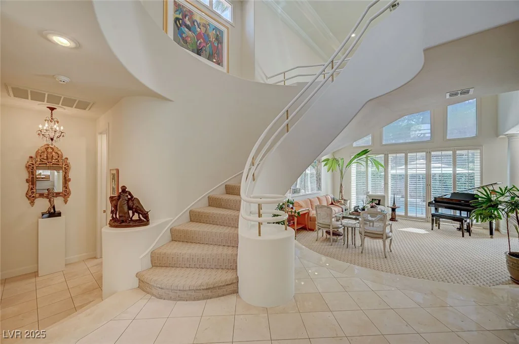 8221 Crow Valley, Las Vegas, NV 89113