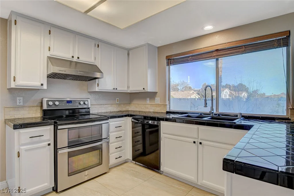 1800 Summit Pointe, Las Vegas, NV 89117