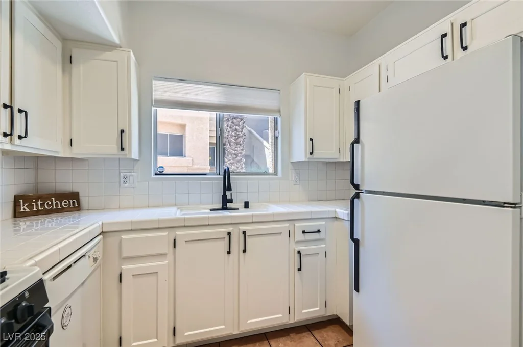 900 Heavenly Hills, Las Vegas, NV 89145