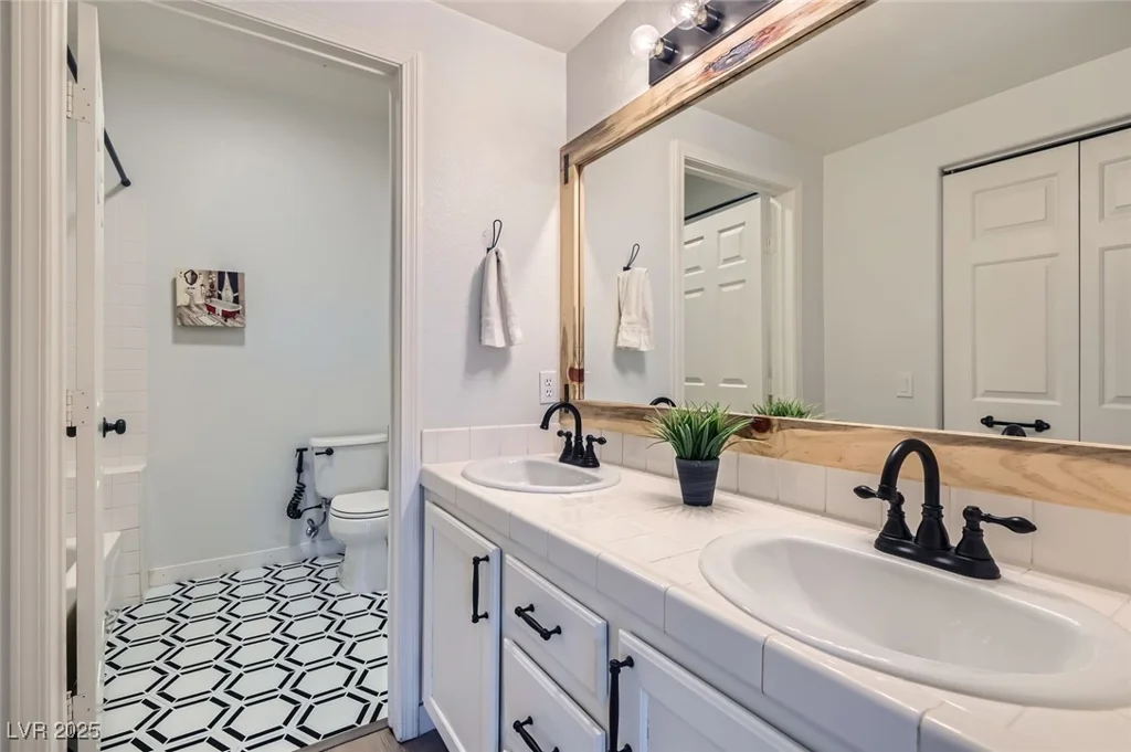 900 Heavenly Hills, Las Vegas, NV 89145