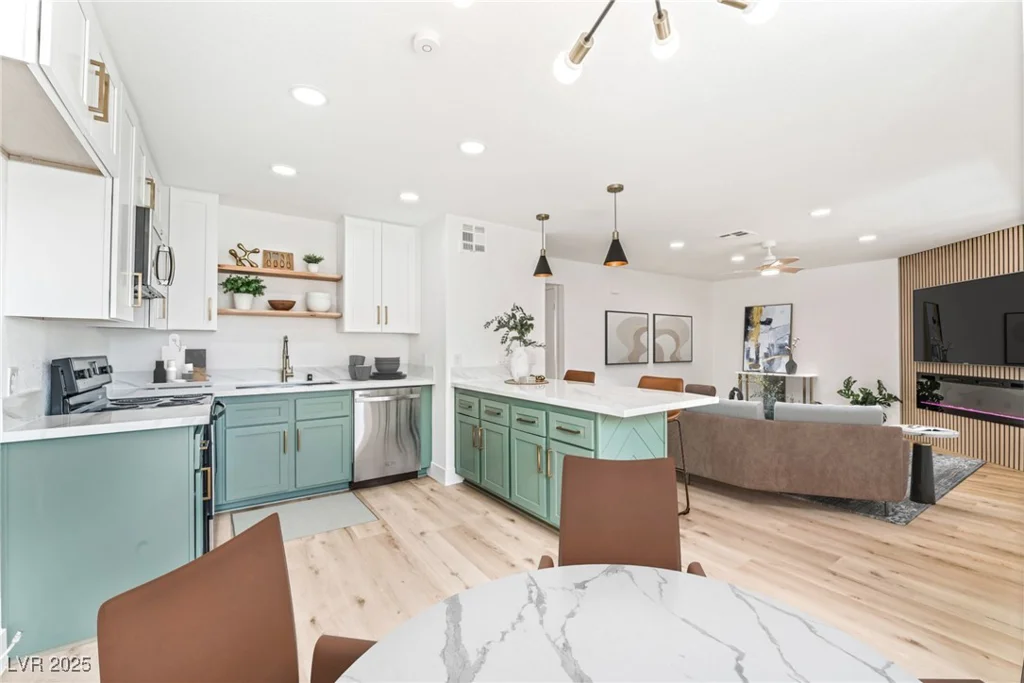 7932 Diamond Rock, Las Vegas, NV 89128
