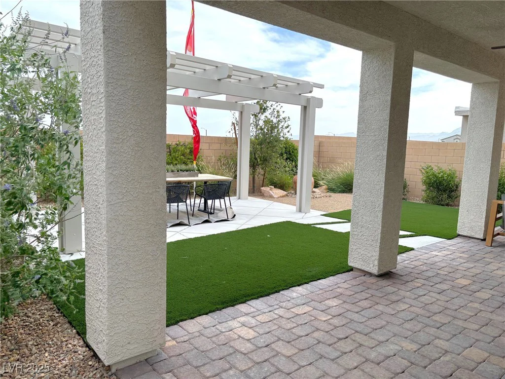 933 Hunter Shores, North Las Vegas, NV 89084