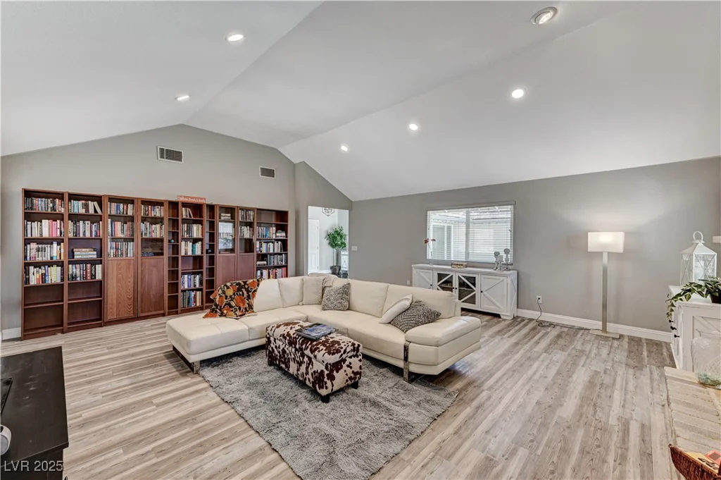 1940 Canterbury, Las Vegas, NV 89119