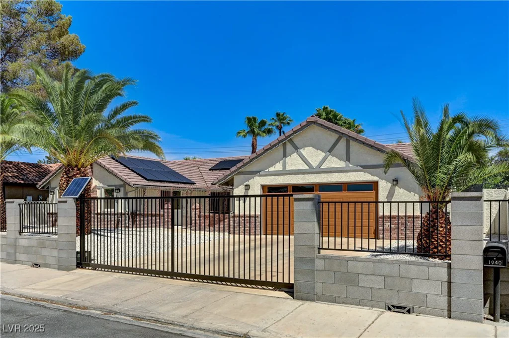 1940 Canterbury, Las Vegas, NV 89119