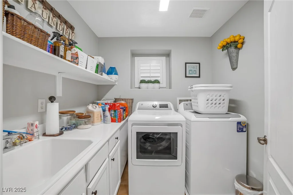 2021 Royal Gardens, North Las Vegas, NV 89084