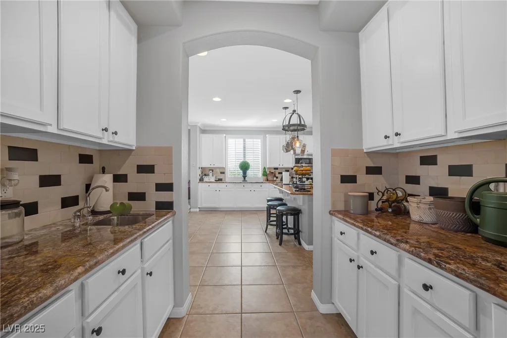 2021 Royal Gardens, North Las Vegas, NV 89084
