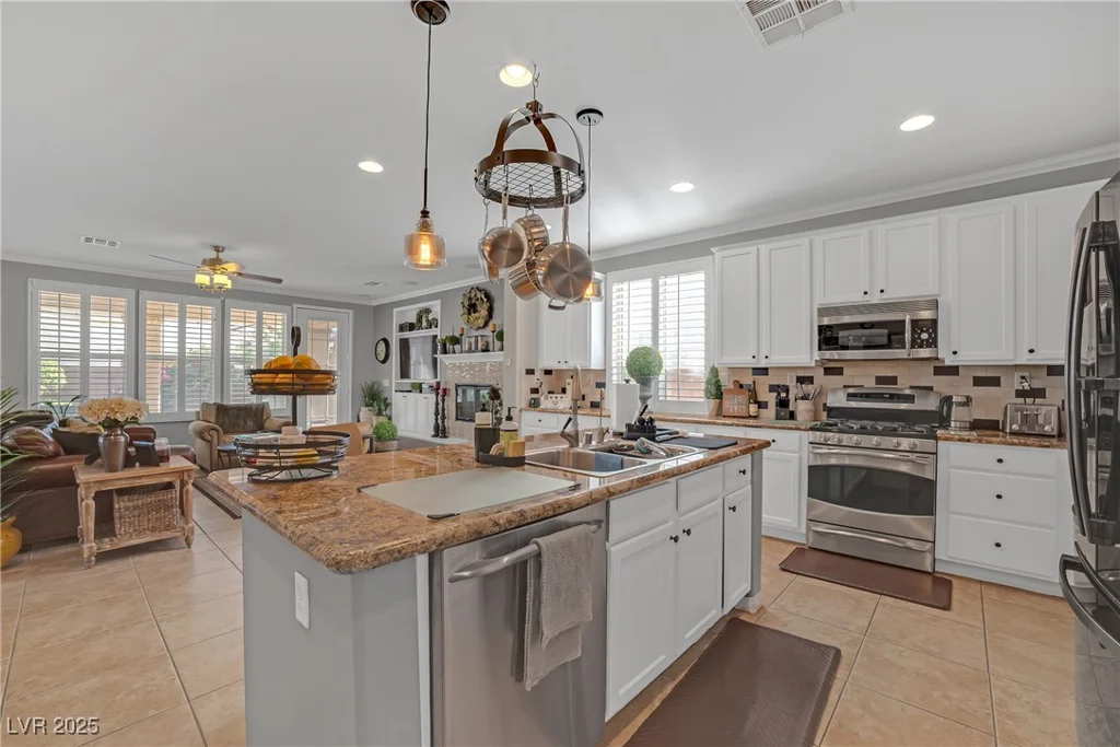 2021 Royal Gardens, North Las Vegas, NV 89084