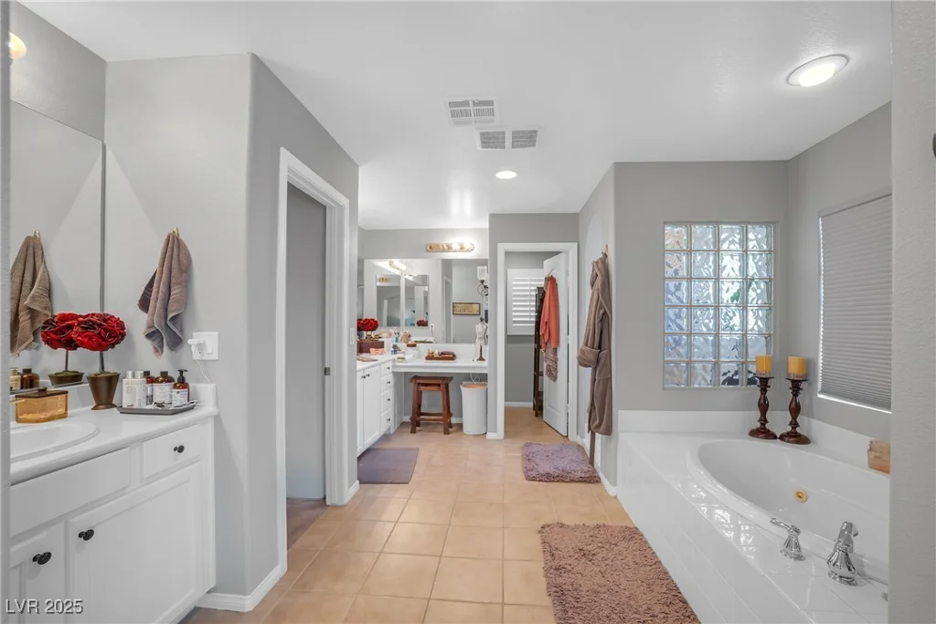 2021 Royal Gardens, North Las Vegas, NV 89084