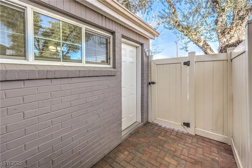 1030 Tam O Shanter, Las Vegas, NV 89109