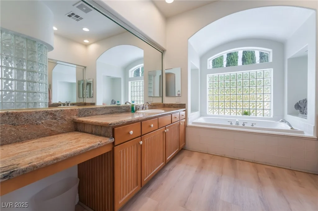 308 Kingsclear, Las Vegas, NV 89145