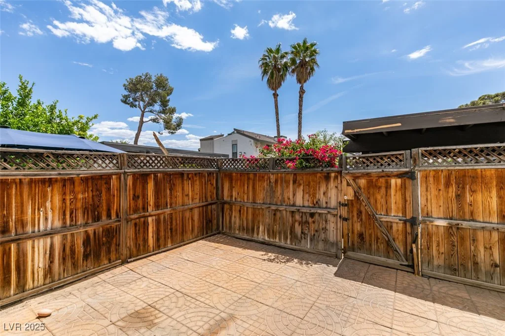 516 Delfern, Las Vegas, NV 89169