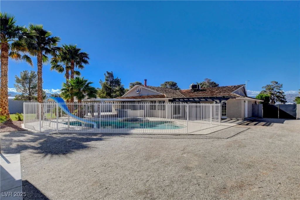 6117 Foxcroft, Las Vegas, NV 89108