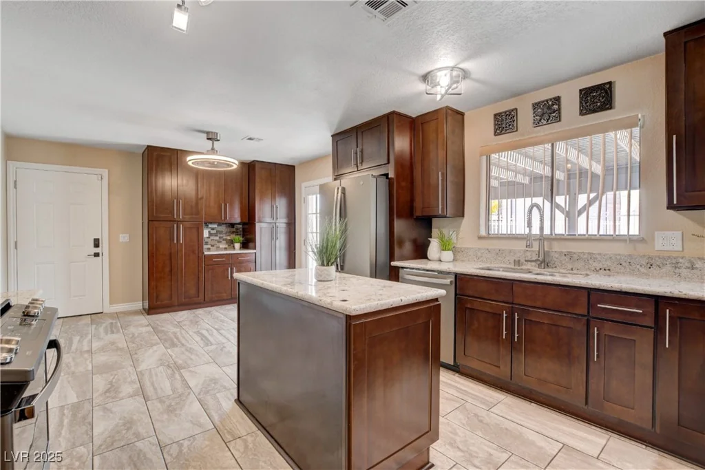 6117 Foxcroft, Las Vegas, NV 89108