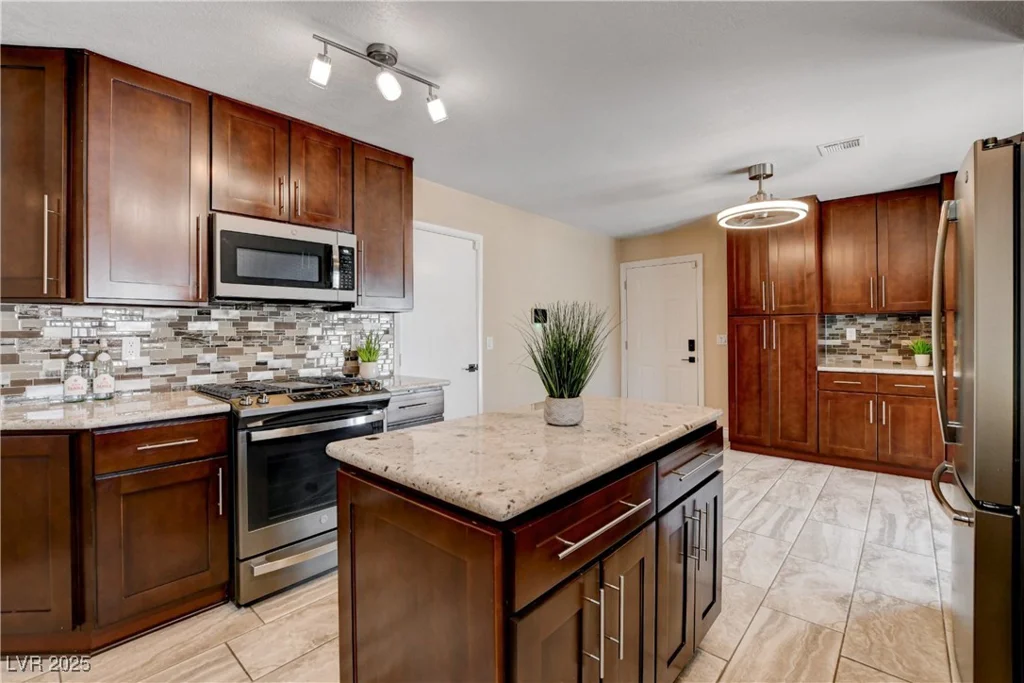 6117 Foxcroft, Las Vegas, NV 89108