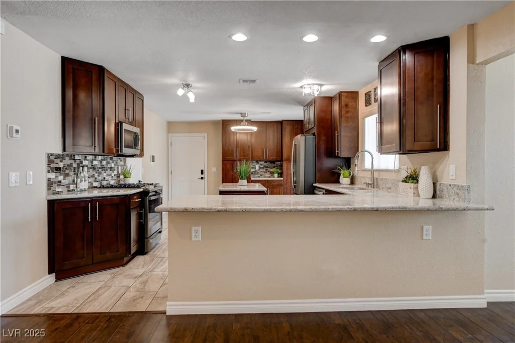 6117 Foxcroft, Las Vegas, NV 89108