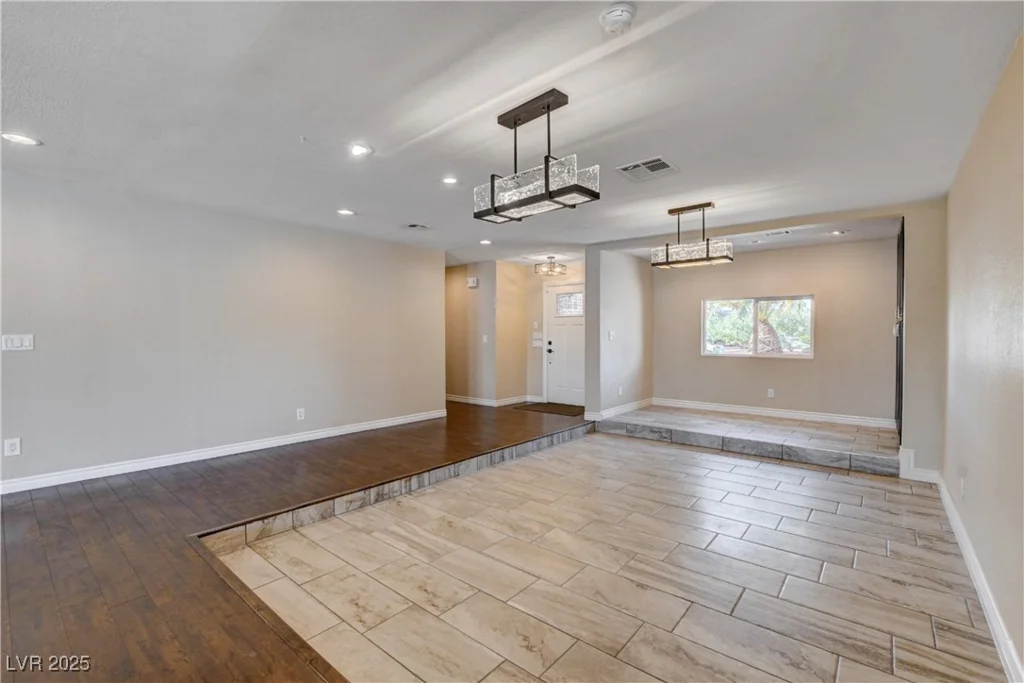 6117 Foxcroft, Las Vegas, NV 89108