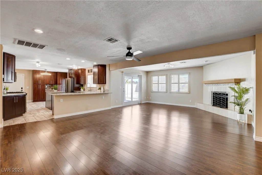 6117 Foxcroft, Las Vegas, NV 89108