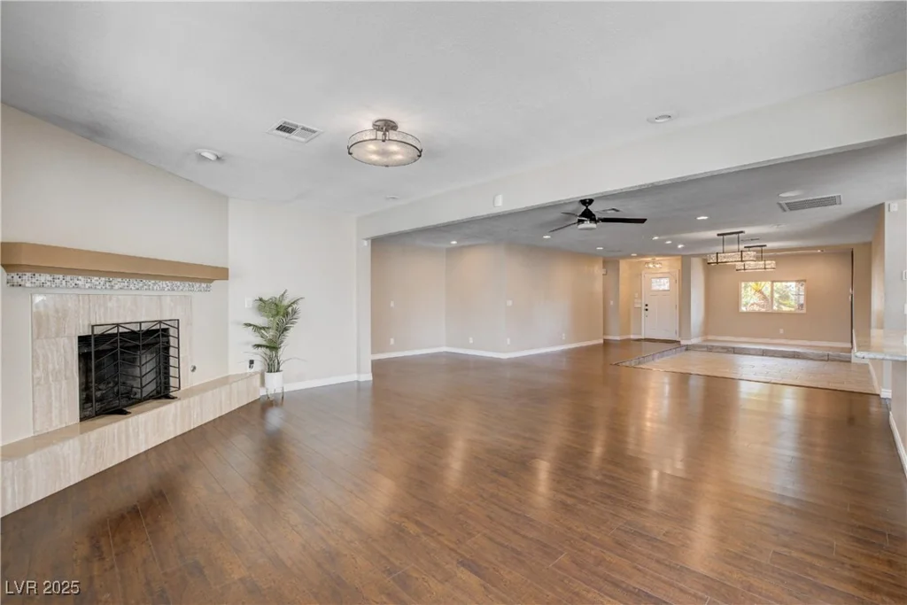 6117 Foxcroft, Las Vegas, NV 89108