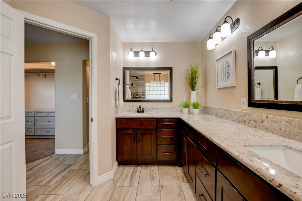 6117 Foxcroft, Las Vegas, NV 89108