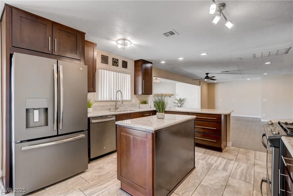 6117 Foxcroft, Las Vegas, NV 89108
