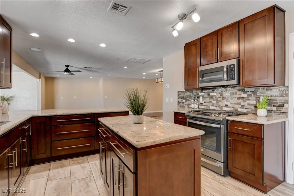 6117 Foxcroft, Las Vegas, NV 89108