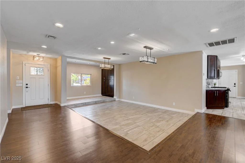 6117 Foxcroft, Las Vegas, NV 89108