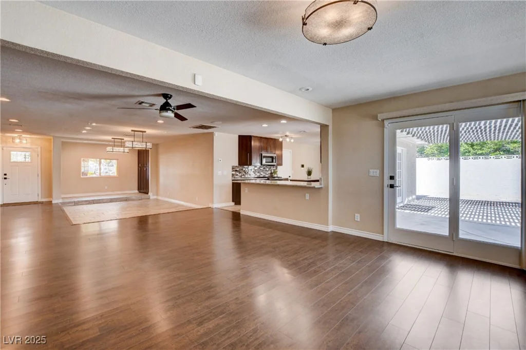 6117 Foxcroft, Las Vegas, NV 89108