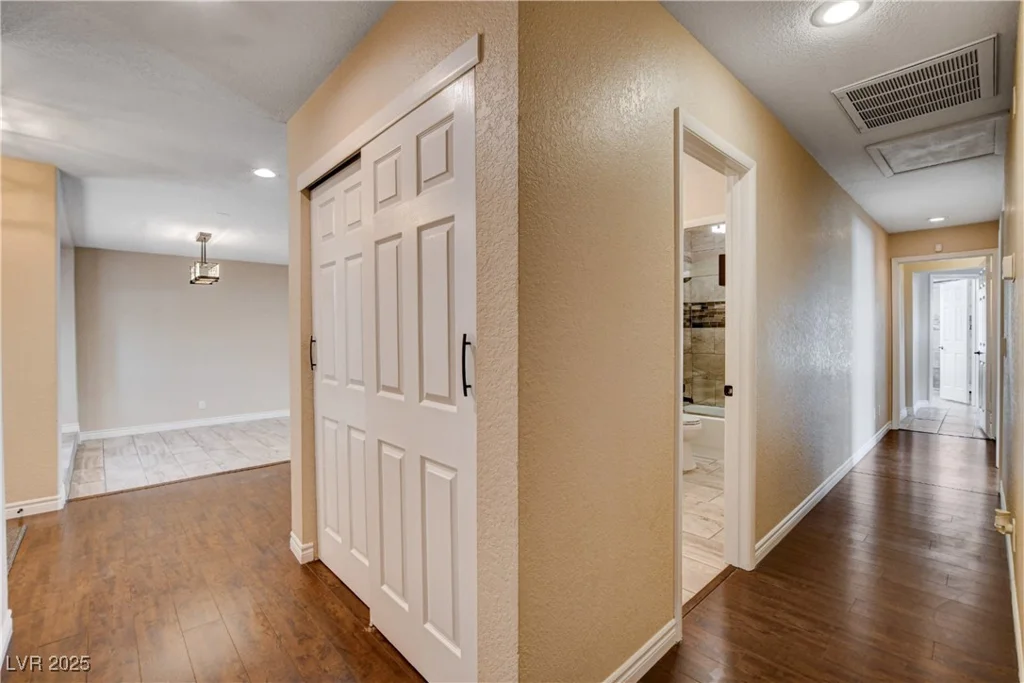 6117 Foxcroft, Las Vegas, NV 89108